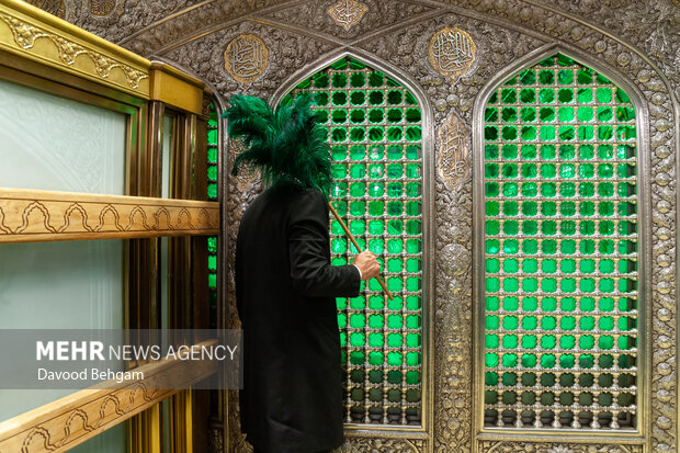 تزيين حرم الامام الرضا عليه السلام بالورد