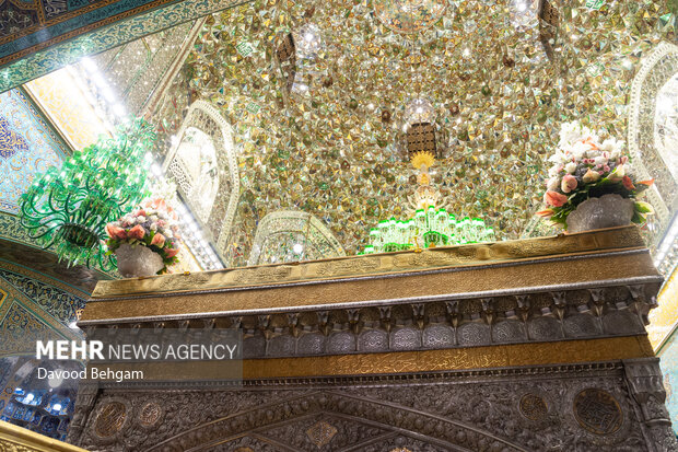 تزيين حرم الامام الرضا عليه السلام بالورد