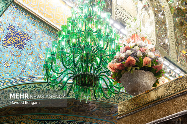 تزيين حرم الامام الرضا عليه السلام بالورد