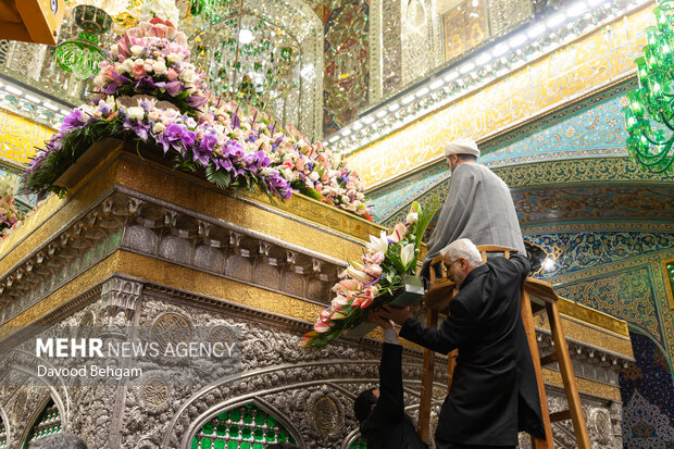 تزيين حرم الامام الرضا عليه السلام بالورد