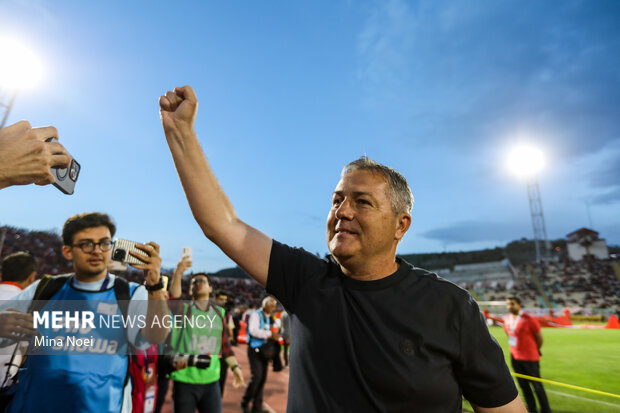 اسکوچیچ مردی که دور می ایستد و قهرمان میکند