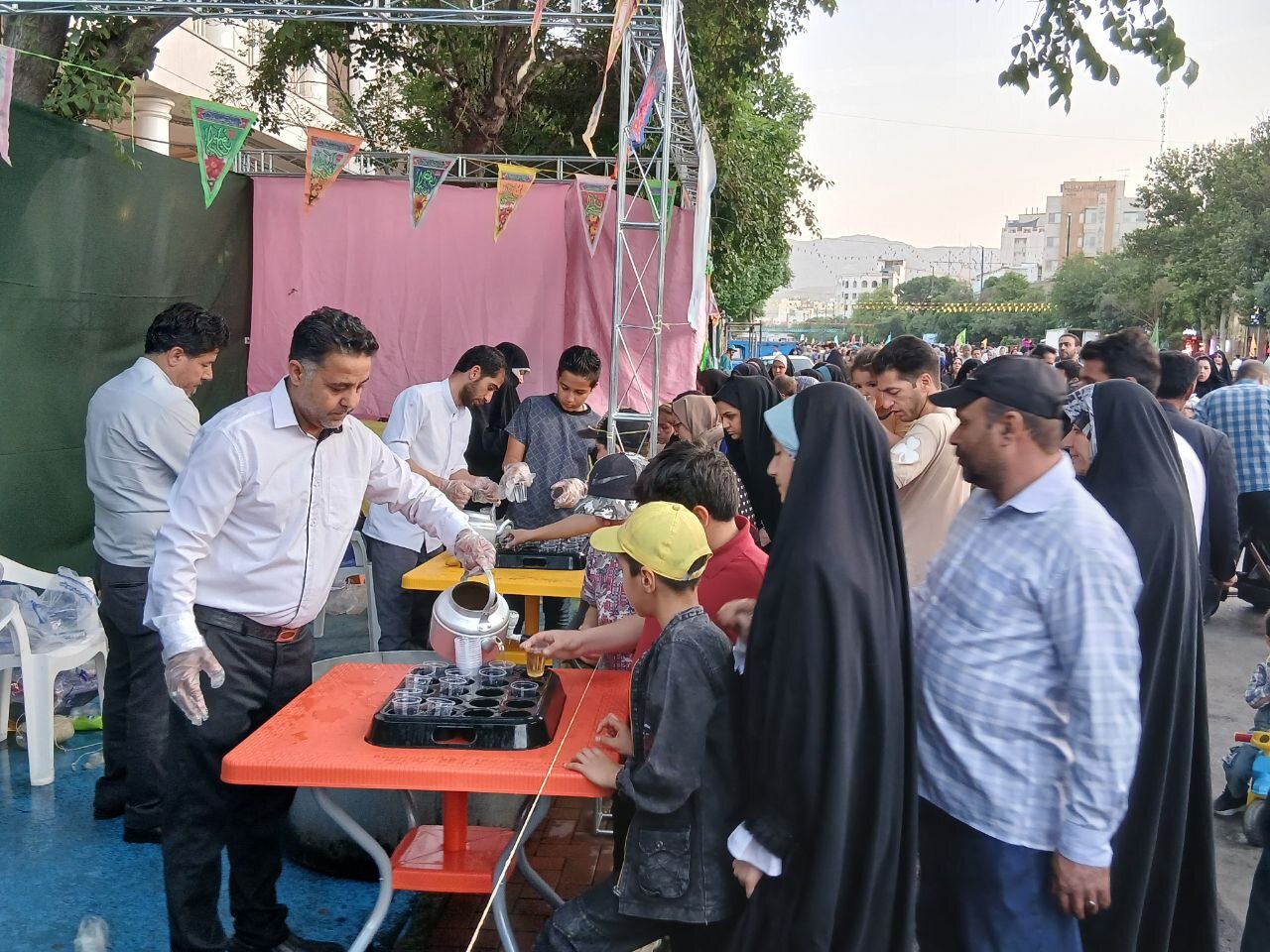خیابان امام رضا (ع) در شب میلاد ثامن الائمه صحنه عشق و شور رضوی