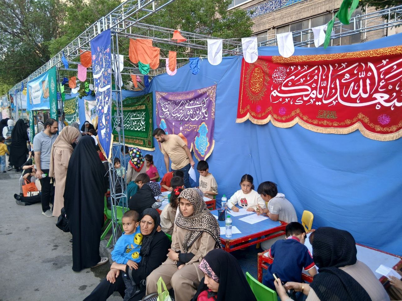 خیابان امام رضا (ع) در شب میلاد ثامن الائمه صحنه عشق و شور رضوی