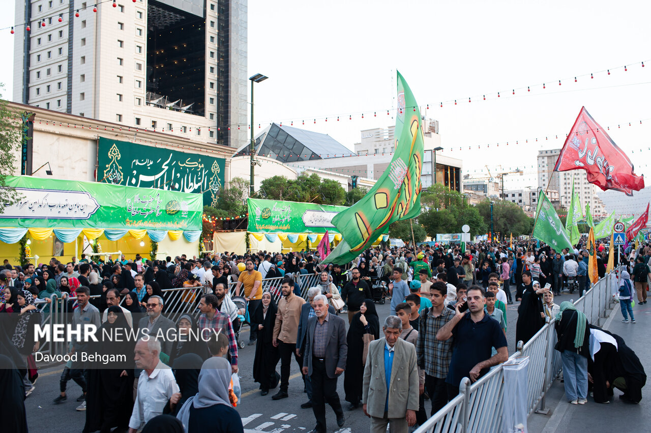 جشن میلاد امام رضا (ع) از میدان ۱۵ خرداد تا حرم؛ روایت دلدادگی و همدلی