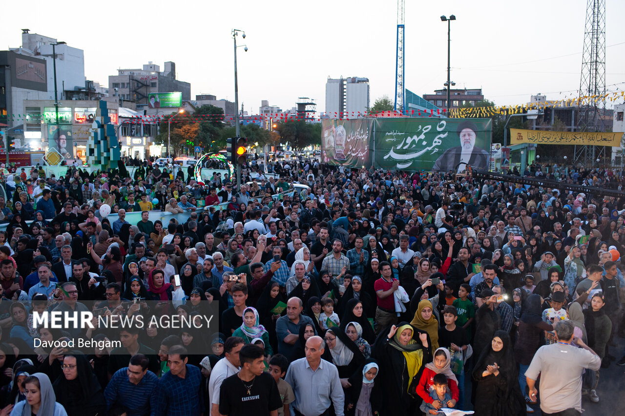 جشن میلاد امام رضا (ع) از میدان ۱۵ خرداد تا حرم؛ روایت دلدادگی و همدلی