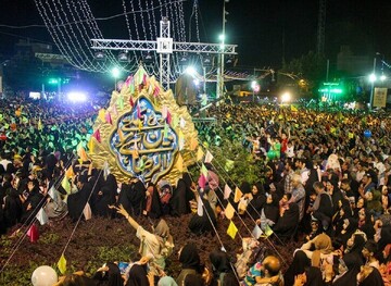 شاهد..مروحیة ترش بالزهور من سماء طهران في حفل ذكرى مولد الامام الرضا
