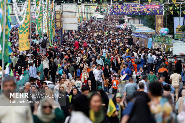 سراسر خیابان کریمخان تا بلوار کشاورز جشن عاشقان امام رضا(ع) برپا شد
