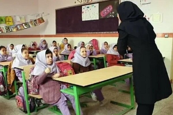 مادر یا معلم؟ کدامیک معمار اصلی تربیت کودک در دنیای امروز است؟