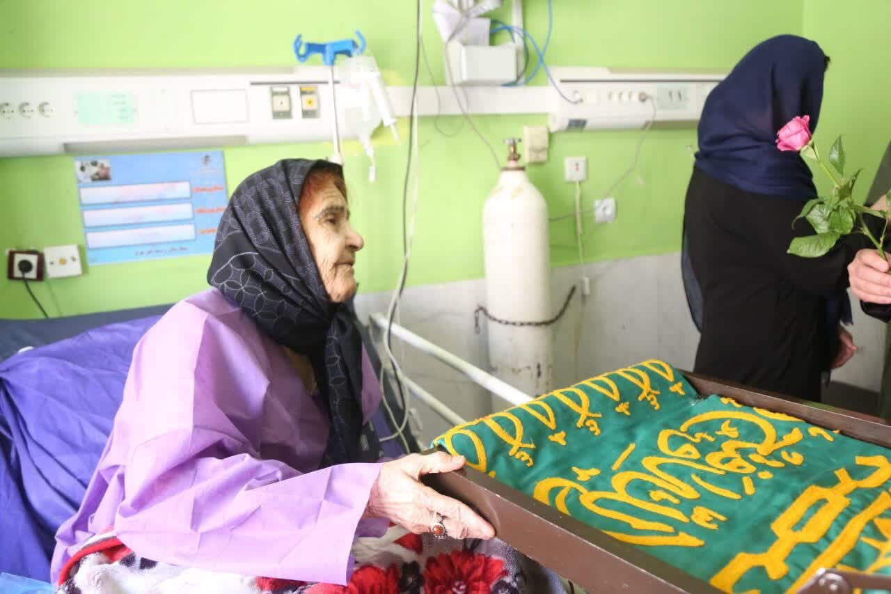 عیادت خادمان حامل پرچم گنبد امام رضا (ع) از بیماران بیمارستان خورموج