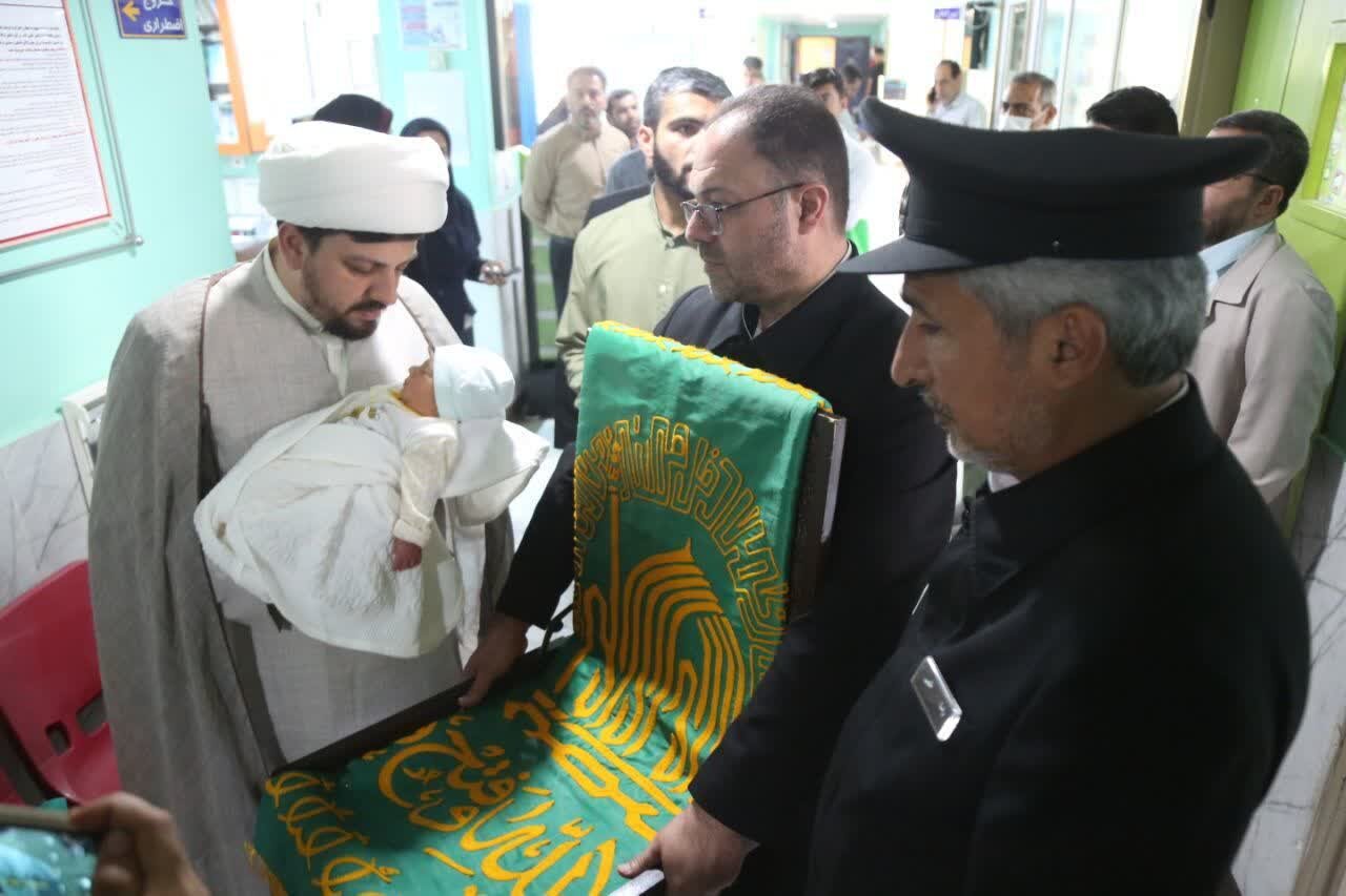 عیادت خادمان حامل پرچم گنبد امام رضا (ع) از بیماران بیمارستان خورموج