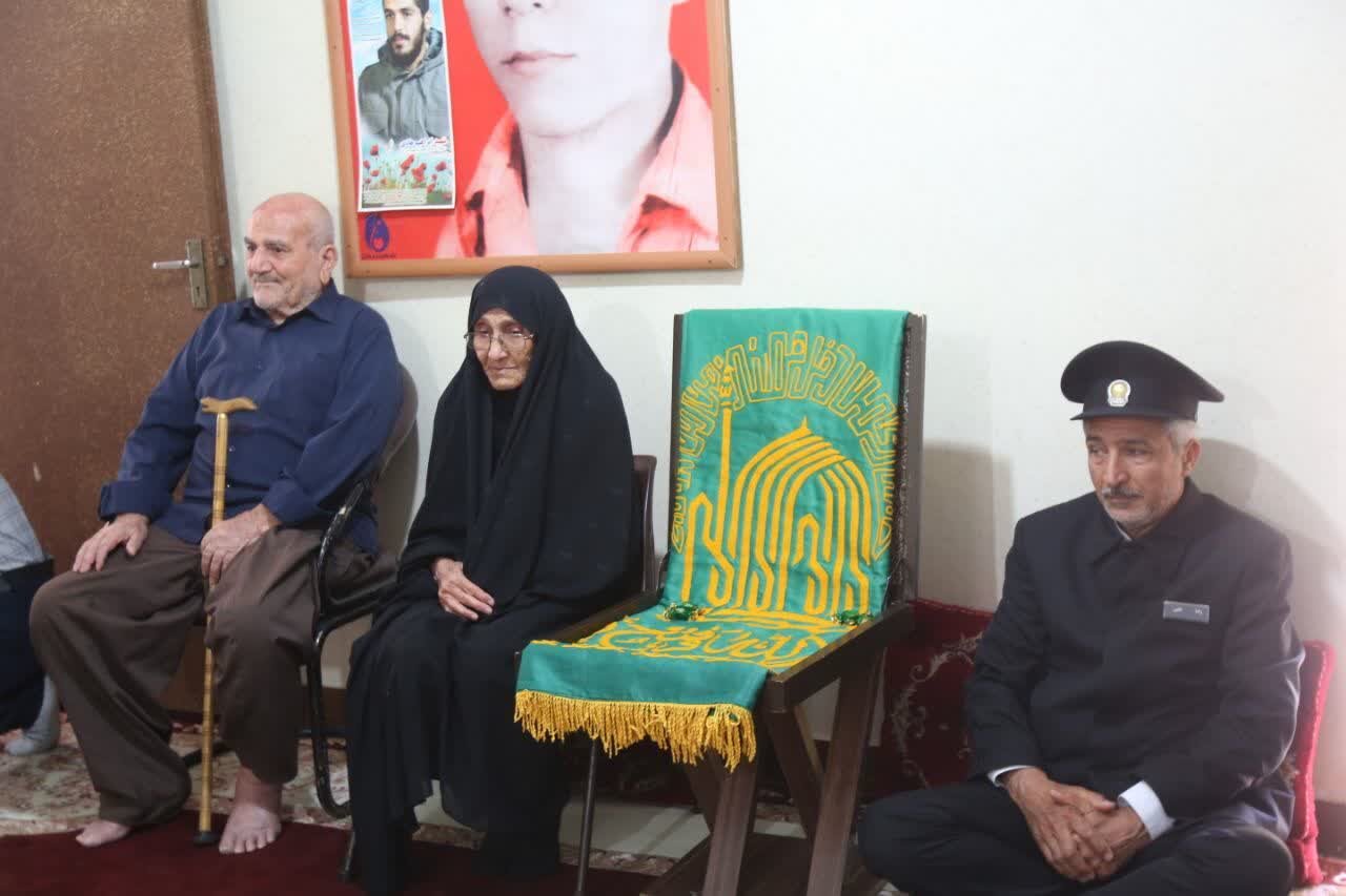 تجلیل از خانواده شهید علی شمسویی با حضور خدام حرم رضوی در شهر خورموج