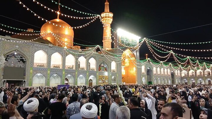ارادتمندان امام رضا(ع) در شام ولادت گل نثار حضرت کردند