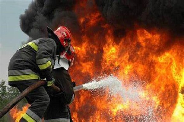 مصدومیت یک آتش‌نشان در پی آتش‌سوزی گسترده در اسلامشهر