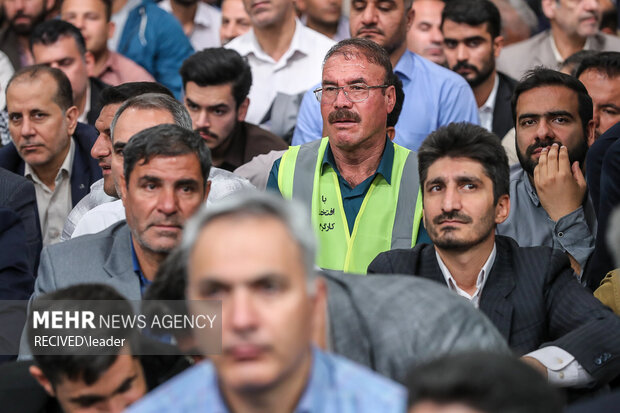دیدار هزاران نفر از کارگران سراسر کشور با رهبر معظم انقلاب اسلامی