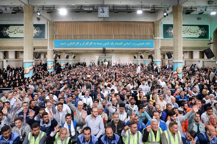 لقاء آلاف العمال من انحاء ايران مع قائد الثورة الاسلامية