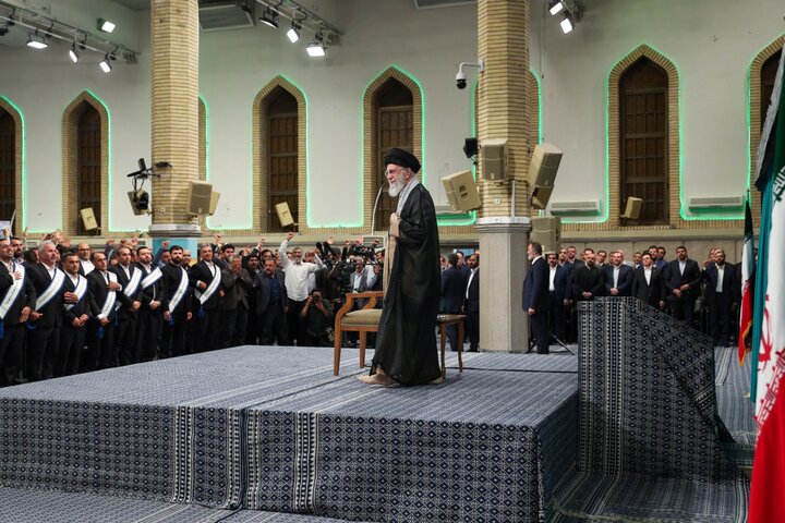 لقاء آلاف العمال من انحاء ايران مع قائد الثورة الاسلامية