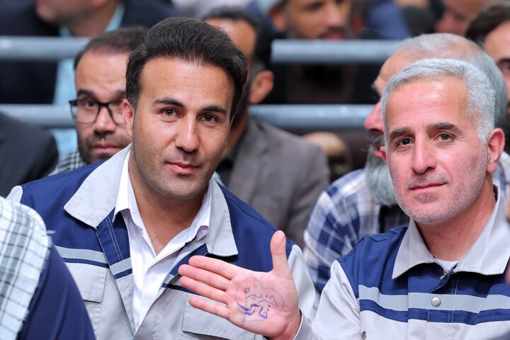 لقاء آلاف العمال من انحاء ايران مع قائد الثورة الاسلامية