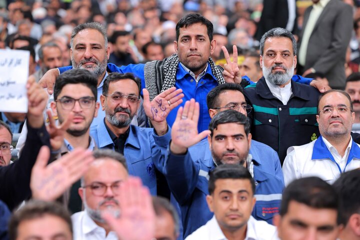لقاء آلاف العمال من انحاء ايران مع قائد الثورة الاسلامية
