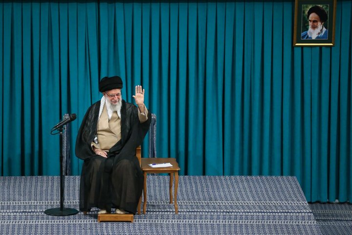 لقاء آلاف العمال من انحاء ايران مع قائد الثورة الاسلامية