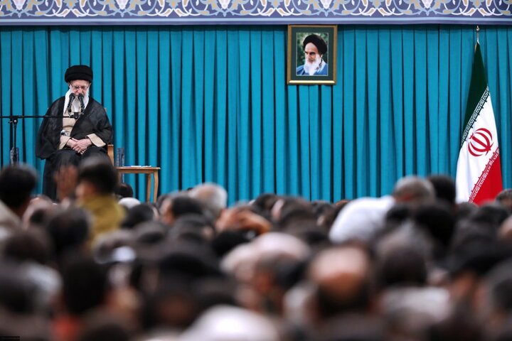 لقاء آلاف العمال من انحاء ايران مع قائد الثورة الاسلامية