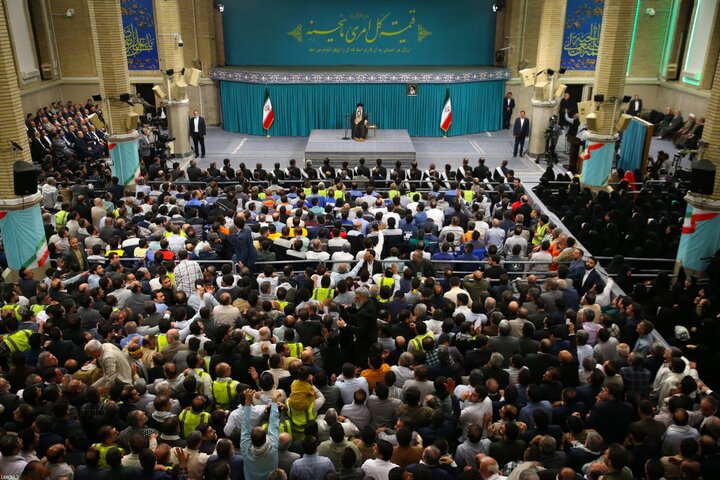 لقاء آلاف العمال من انحاء ايران مع قائد الثورة الاسلامية