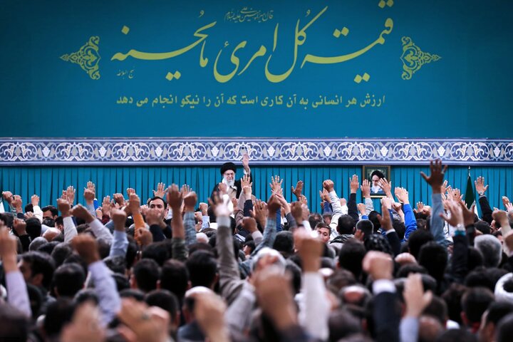 لقاء آلاف العمال من انحاء ايران مع قائد الثورة الاسلامية
