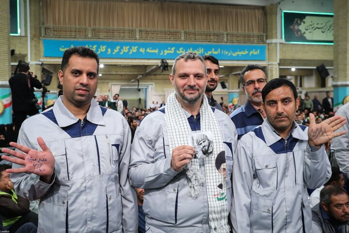 لقاء آلاف العمال من انحاء ايران مع قائد الثورة الاسلامية