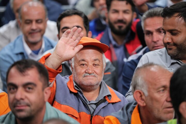 بالصور...لقاء آلاف العمال من انحاء ايران مع قائد الثورة الاسلامية