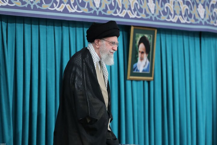 لقاء آلاف العمال من انحاء ايران مع قائد الثورة الاسلامية