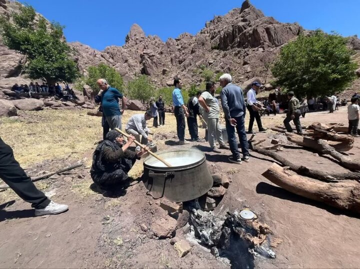 دومین جشنواره «شکرانه شیر» در روستای بکاول تربت حیدریه برگزار شد