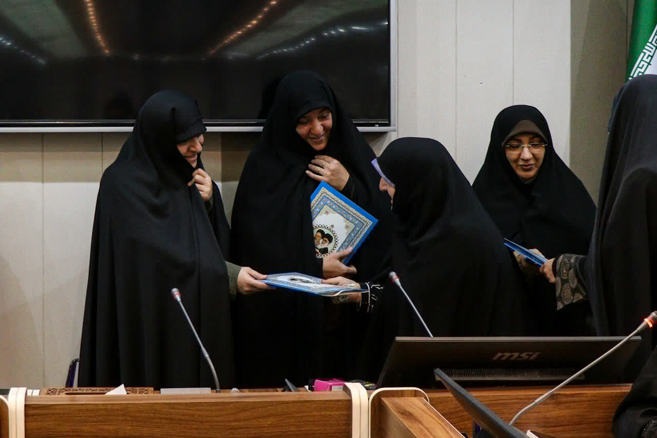 برگزاری کارگاه و نشست کتابخوانی «دخترانه با کتاب» در رشت