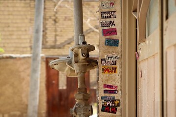 نصب برچسب‌های تبلیغاتی جرم محسوب می‌شود؟