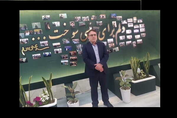 بازدید قائم مقام نمایشگاه کتاب از غرفه شهید رئیسی