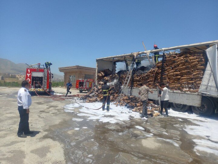 مهار آتشسوزی تریلی حامل زغال در سنندج