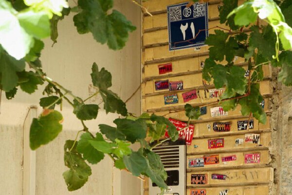 نصب برچسبهای تبلیغاتی جرم محسوب میشود؟