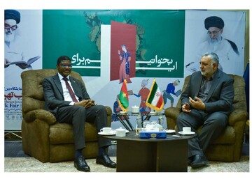 سفير بوركينا فاسو يلتقي نائب وزير الثقافة الايراني في معرض طهران الدولي الـ36 للكتاب