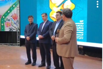 ادای احترام استاندار مرکزی به اولین معلم زندگی؛ مادر