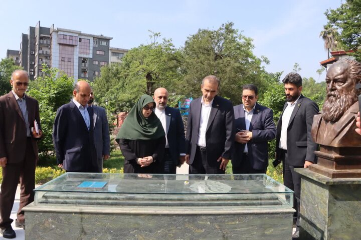 ادای احترام سخنگوی دولت به هوشنگ ابتهاج