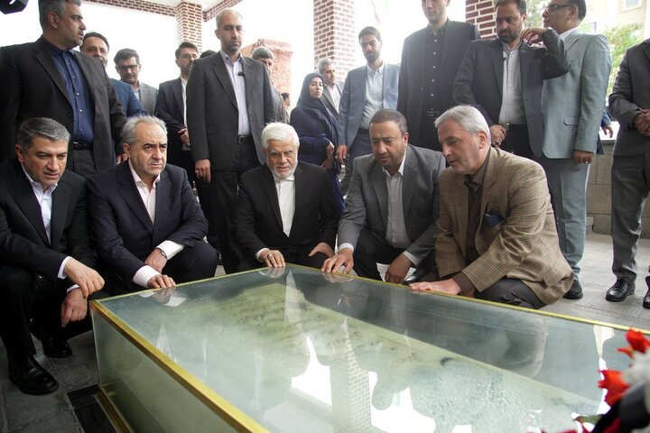 ادای احترام معاون اول رئیس جمهور به مقام شهید آل هاشم