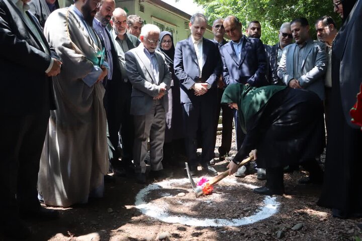 کلنگ ساخت یک مدرسه در رشت بر زمین زده شد