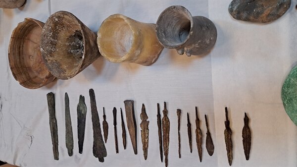 کشف ۶۶ قطعه اشیاء عتیقه متعلق به عصر آهن در شهرستان زنجان