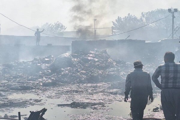 مهار آتشسوزی در یک ملک شخصی در بزرگراه آزادگان مهار آتشسوزی در یک ملک شخصی در بزرگراه آزادگان