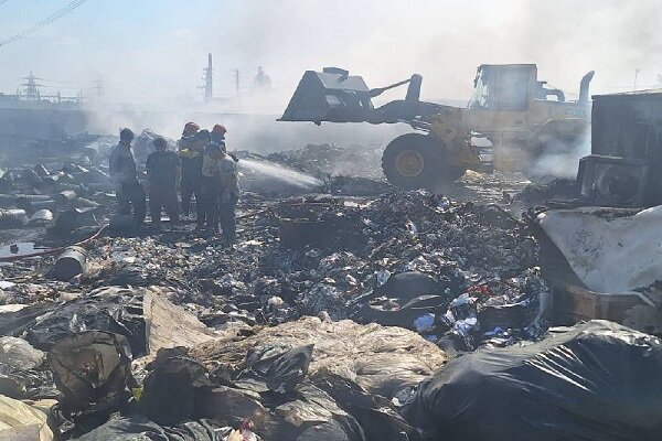 مهار آتشسوزی در یک ملک شخصی در بزرگراه آزادگان