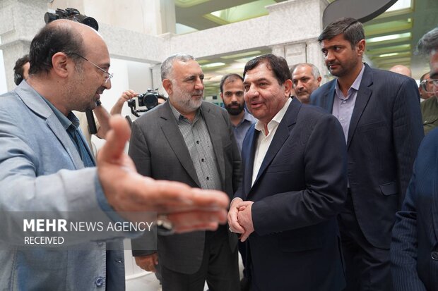 بازدید محمد مخبر از نمایشگاه کتاب