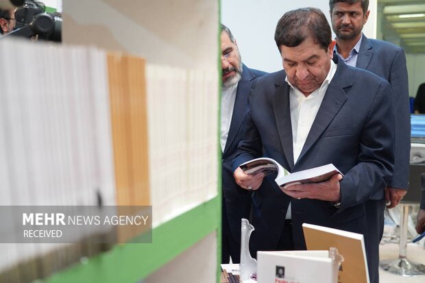 بازدید محمد مخبر از نمایشگاه کتاب