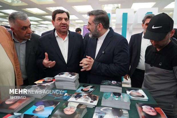بازدید محمد مخبر از نمایشگاه کتاب