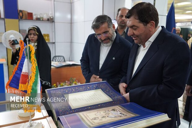 بازدید محمد مخبر از نمایشگاه کتاب