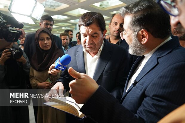 بازدید محمد مخبر از نمایشگاه کتاب