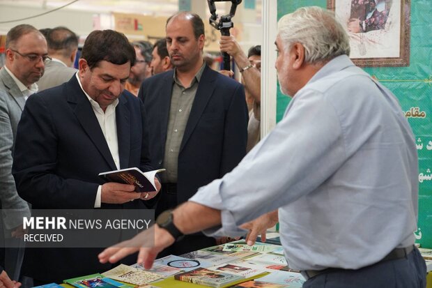 بازدید محمد مخبر از نمایشگاه کتاب