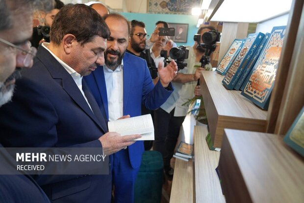 بازدید محمد مخبر از نمایشگاه کتاب